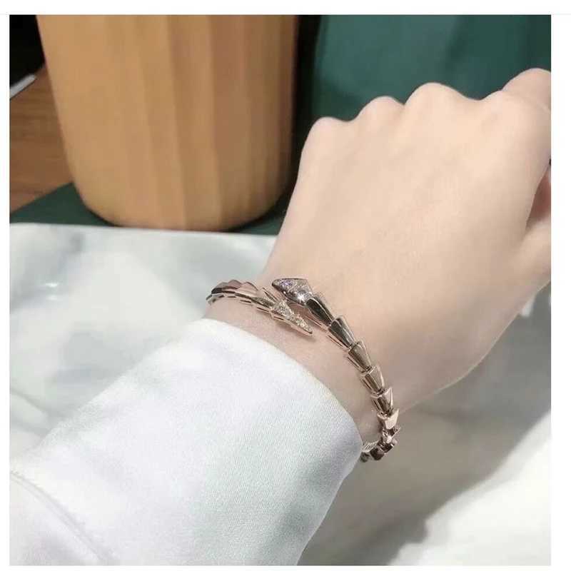 Beaded European and American Head and Tail Diamond Spring Snake Armband 925 Silver Light Luxury Womens Fashion Märke smycken gåva 240423