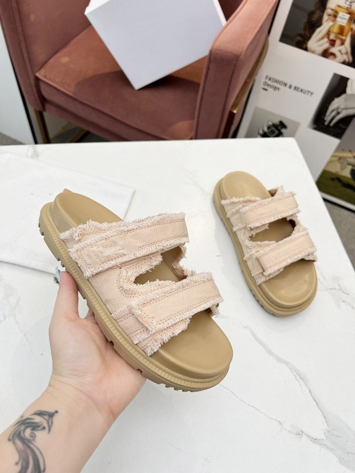 Luxus Cowhide Womens Slip auf Sandalen Verstellbare Knöchelschnalle -Hausschuhe Designer gesteppte Textur Objektträger Plattform Heels Outdoor Beach Schuh Damen Mules Leisure Schuh