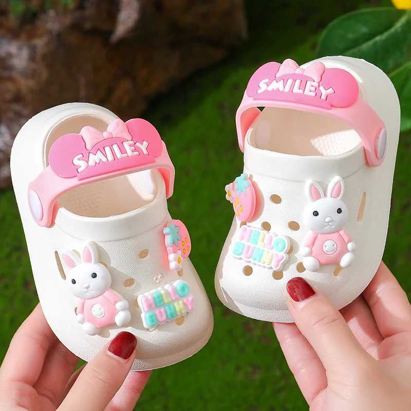 Sandales enfants bébé filles sandales d'été semelles douces pour tout-bassins pantoufles intérieures caricatures garçons chaussures creux respirantes 240423