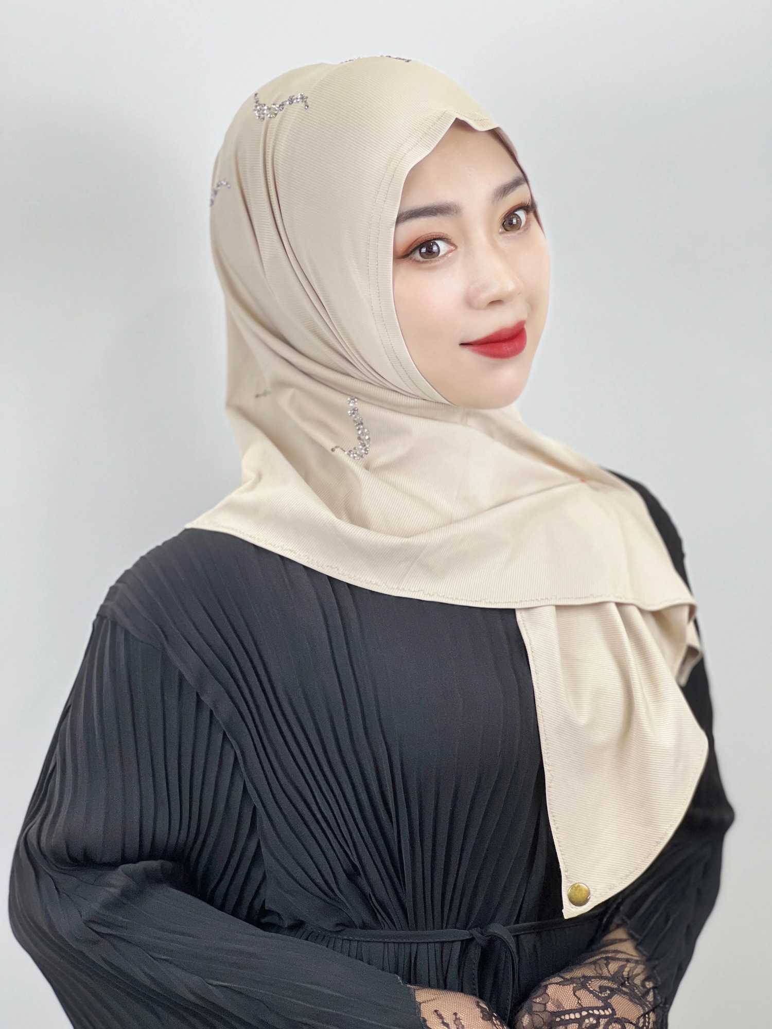 Hijabs musulmano hijab diamond ad alta elasticità color hijab sciarpa islamica pronta indossare la testa di hijab pieghettata di turbante D240425