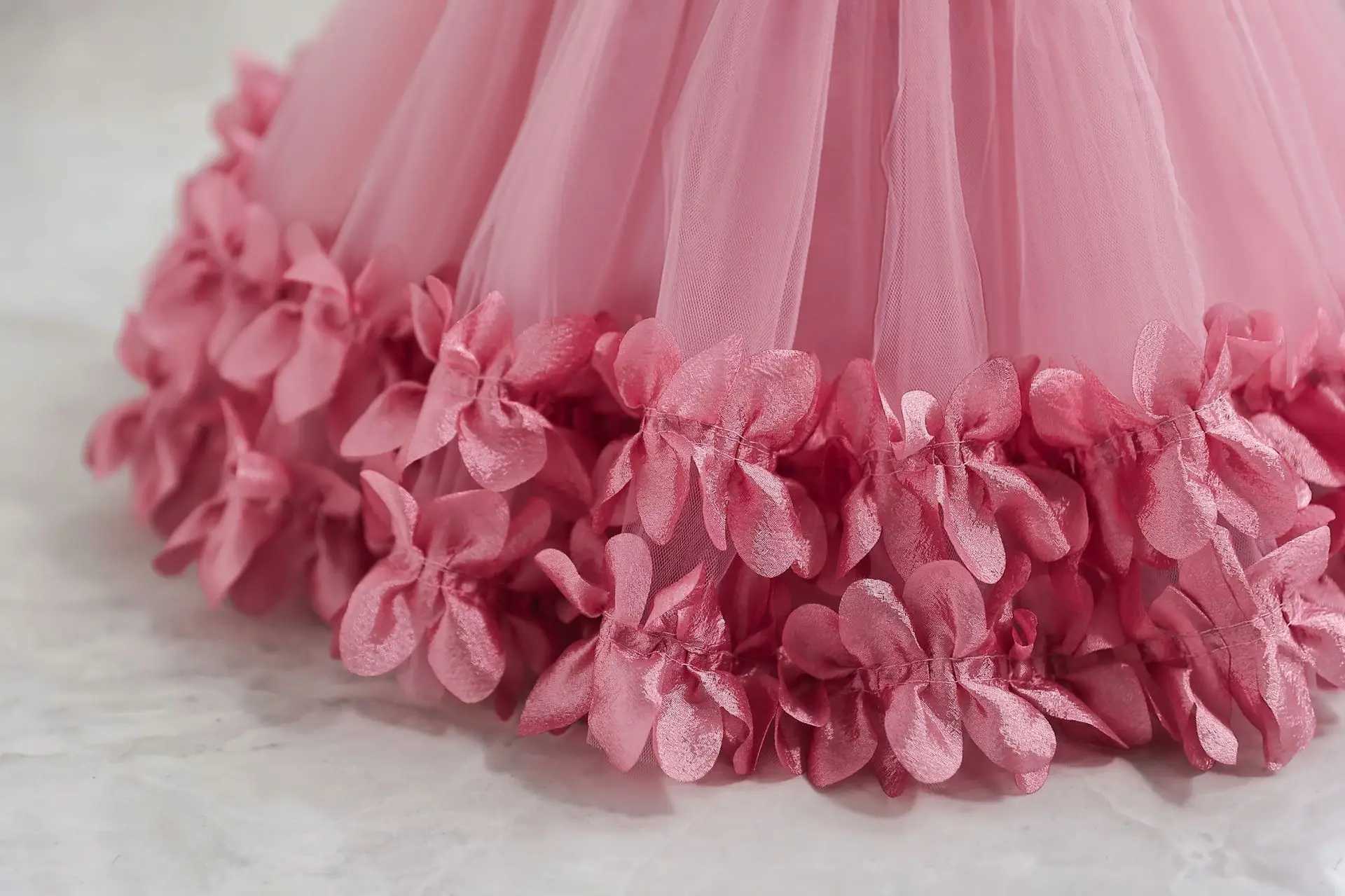 Flickans klänningar Flower Princess Dress for Girls 0 till 12 månader Söt bowknot Petal Clothes Baby Girl Gowns Brodery Toddler Nyfödda i ett stycke D240425