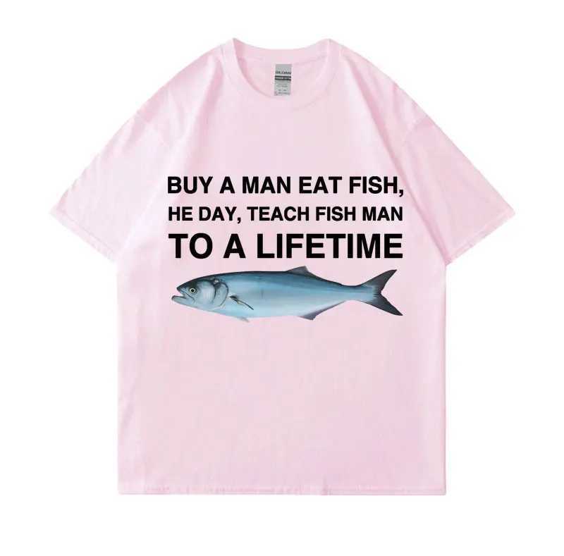 男性のTシャツは男を買う魚を食べます