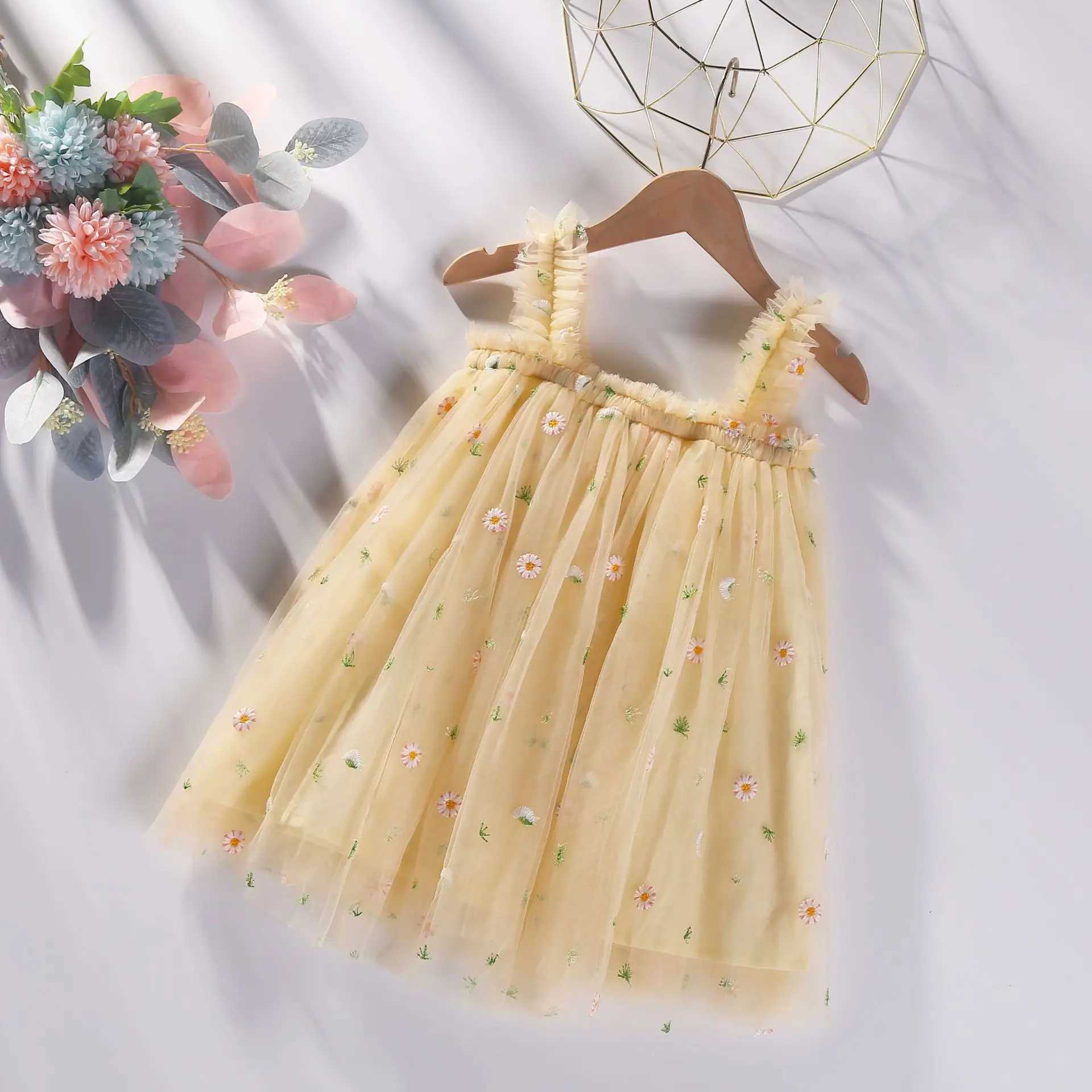 Girl's jurken hete nieuwe babymeisje kleren hoogwaardige bloem borduurwerk halter mesh kleine meisjes kleden schattige babyjurk zoete prinses japon d240425