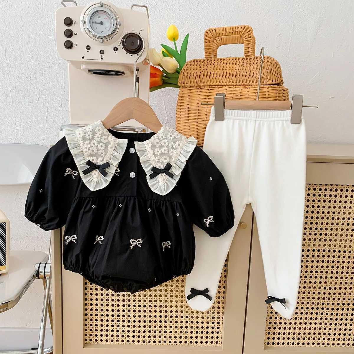 Rompers våren ny spets krage baby romper spädbarn svart blomma bodysuit flickor bomull jumpsuit kläder h240425