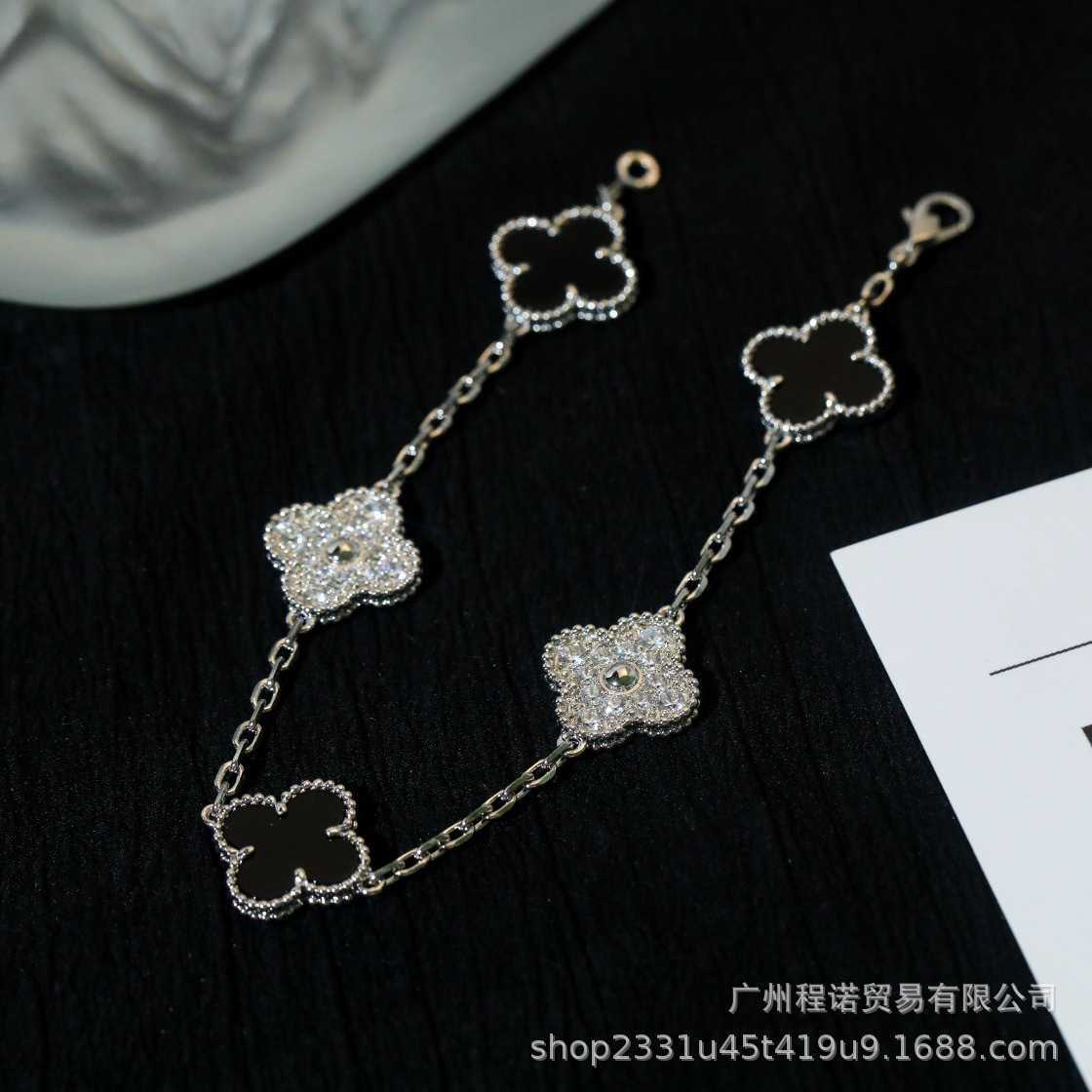 Luxuryf -designer Armband med högsta klass 925 Silver Platinum Black Agate Five Flower Armband Kvinnstyrka
