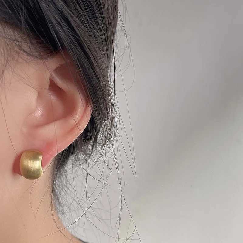 Charme Fashion Metal Brossed Matte Courte d'oreille incurvée sur les boucles d'oreilles pour les femmes minimalistes sans percer cardilage oreille à manchettes bijoux