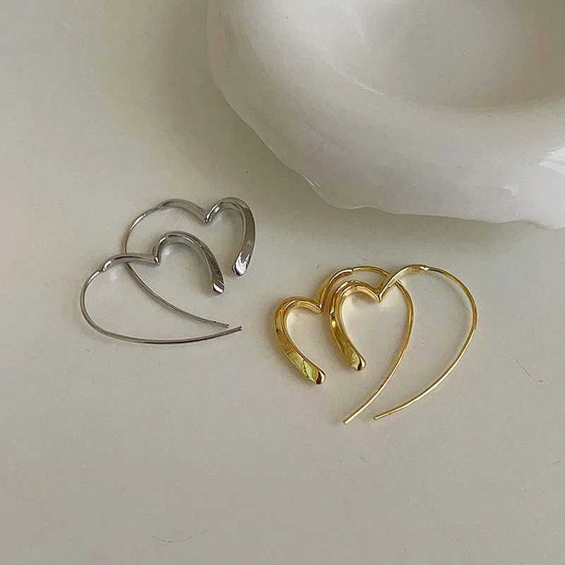 Stud Fashion Metal Silver Color Heart Line Hoop Earrings for Women Simple Smooth Irregular Geometric Love Earrings Jewelry Gifts