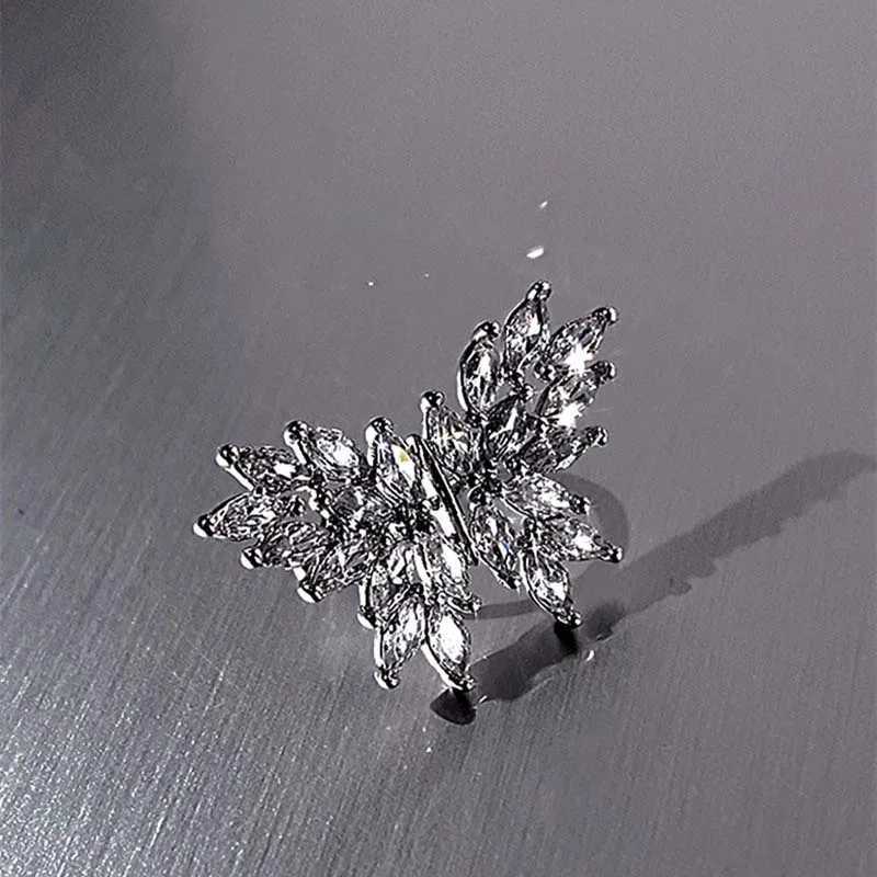 Charme Nouveau étincelle d'oreille de papillon de papillon zircon pour les femmes Aile de couleur sliver simple sans perçage de poignée d'oreille sur des boucles d'oreilles bijoux