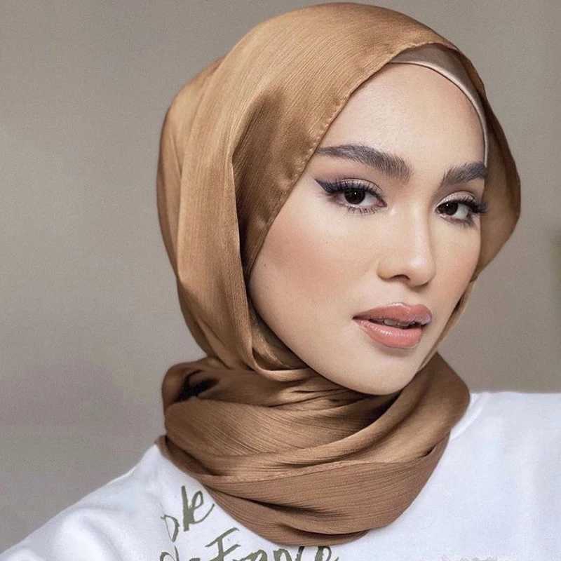 Hijabs Hot Premium Satin Crinkle Hijab Scarf Chiffon Shawl Plain Muslim Women Hijabs Breatab Islam Women Turban Pleated Scarf Ramadan D240425