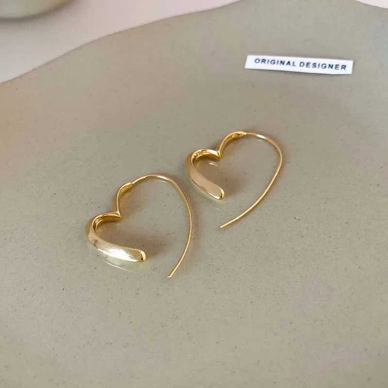 Stud Fashion Metal Silver Color Heart Line Hoop Earrings for Women Simple Smooth Irregular Geometric Love Earrings Jewelry Gifts