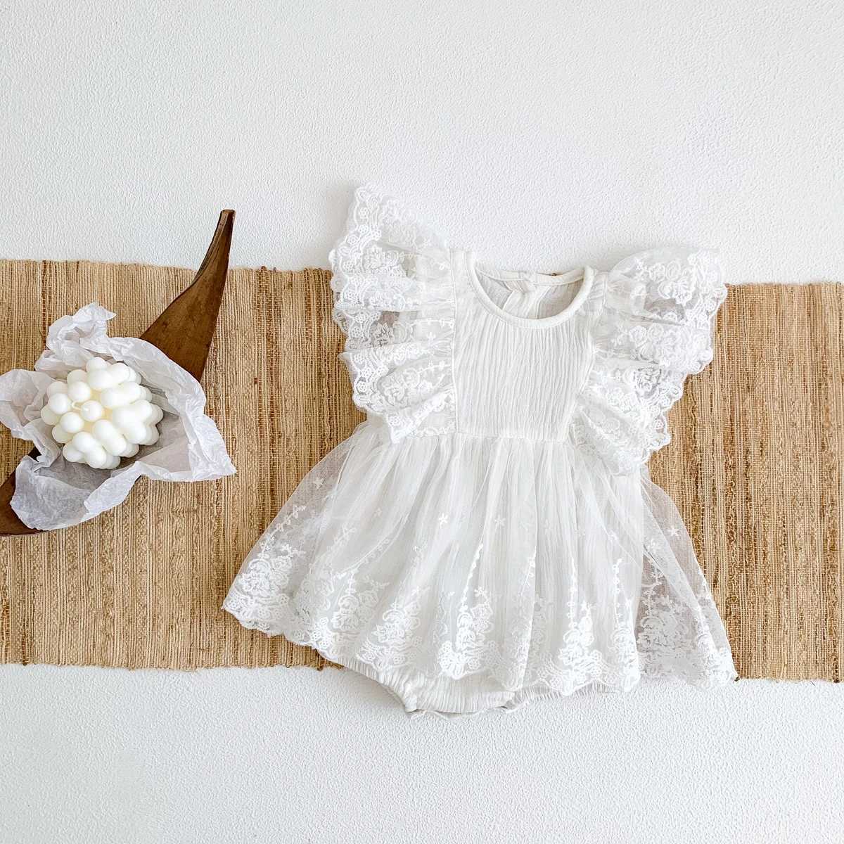 Flickas klänningar sommar baby romper för flickor lacy gaze prinsessan ärmlös söt baby jumpsuit spädbarn bodysuit baby mode 0-2 år gammal D240425