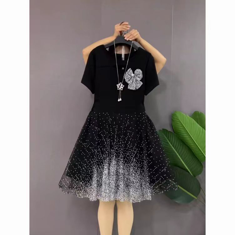 Designer Pluss-storlek Mesh Dress Summer Midlength Dress Simple Temperament Artistic Personality Street Splicing Diamond Flower Bow Pearl Stand Round Neck Dress Q12