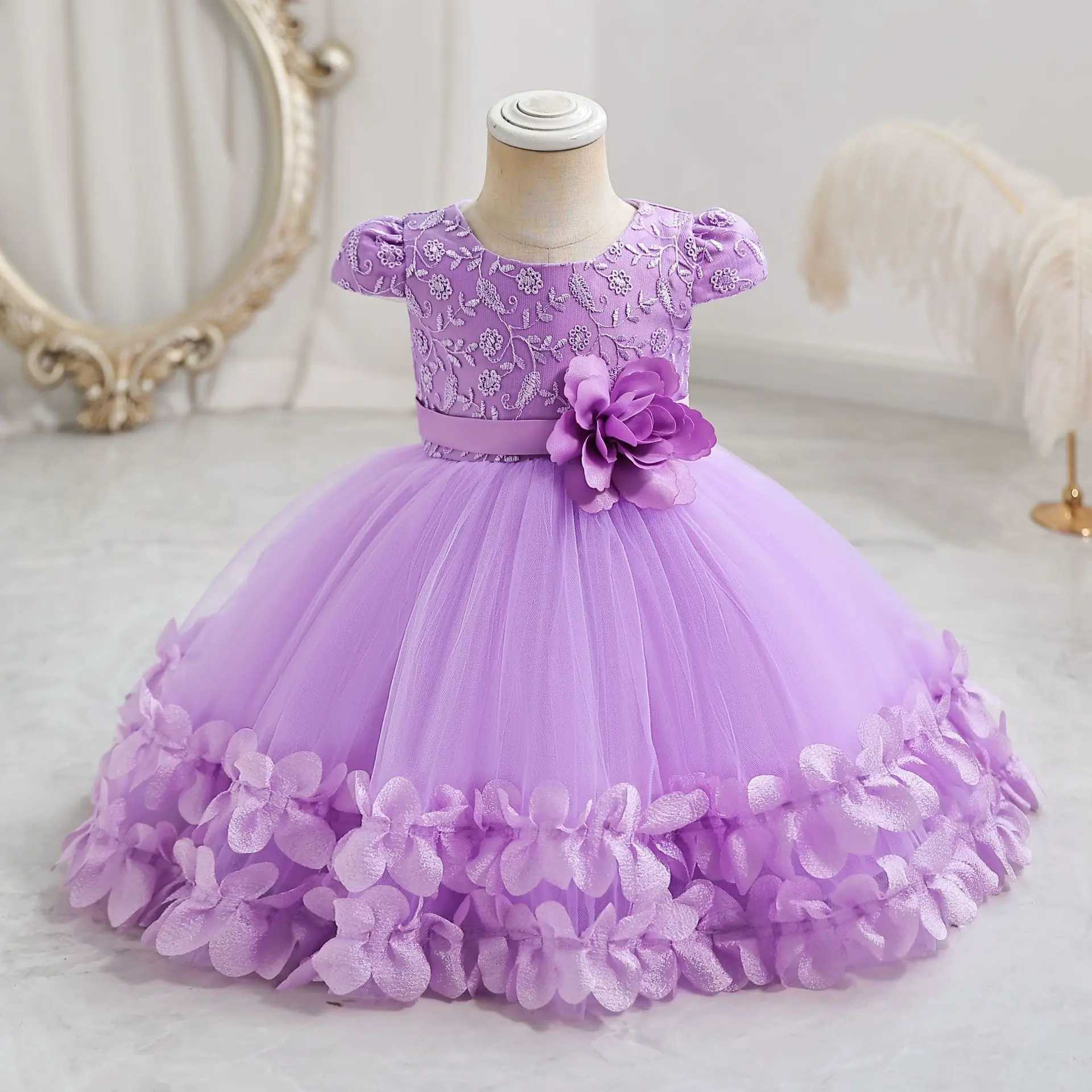 Flickans klänningar Flower Princess Dress for Girls 0 till 12 månader Söt bowknot Petal Clothes Baby Girl Gowns Brodery Toddler Nyfödda i ett stycke D240425