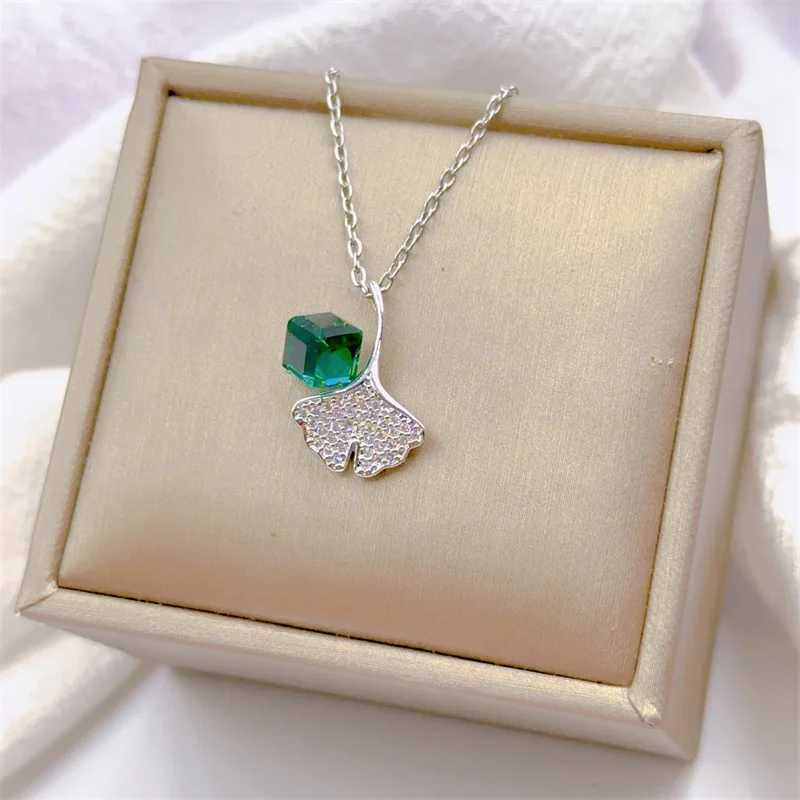 Pendant Necklaces Fashion Vintage Charm Maple Leaf Necklace Classic Personality Green Jewelry Stainless Steel Clavicle Chain Pendant Gift