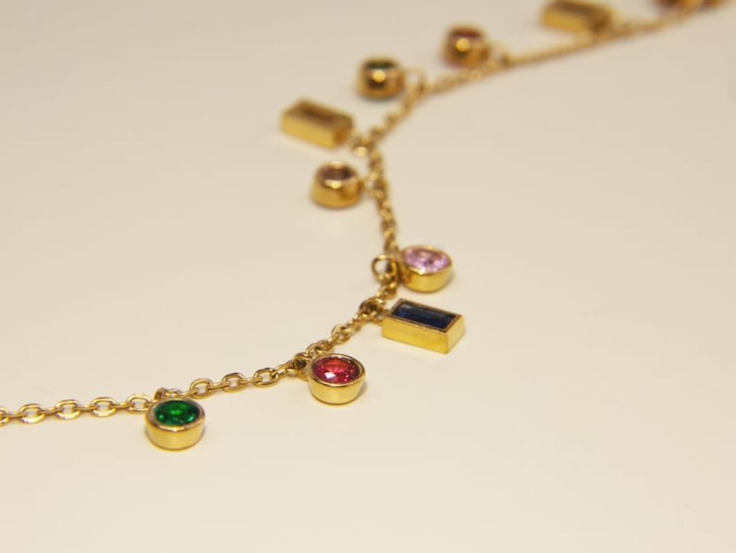 Baguette Rainbow Gemstone Collier |18 carats d'or |Charme géométrique |Superposition |Charme arc-en-ciel |Collier Rainbow Crystal |Collier d'été