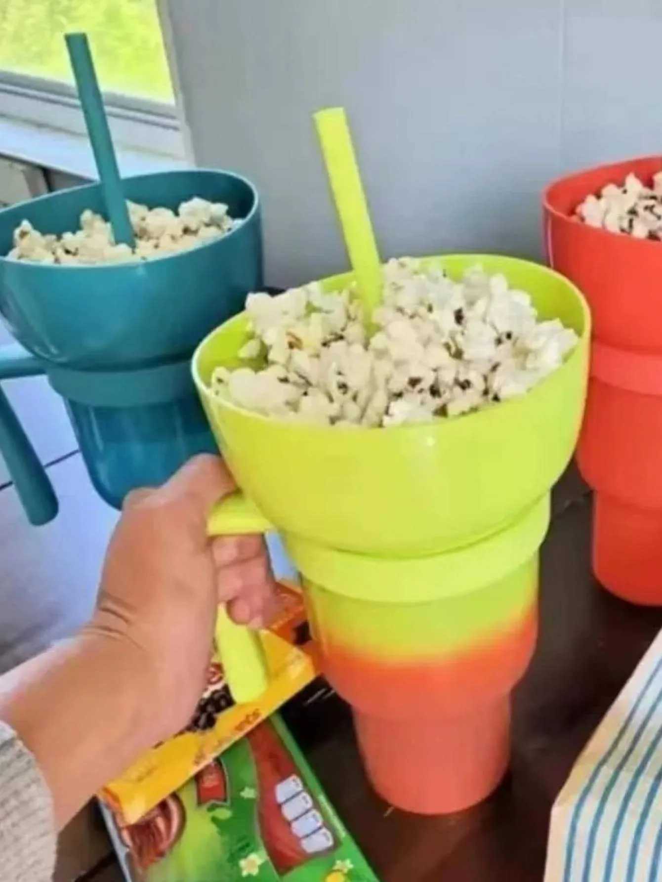 Tumblers New 2 in 1 Creative Popcorn Snack Cup Integrated Beveraged Handle Portable Novel Designと多くの機能H240425