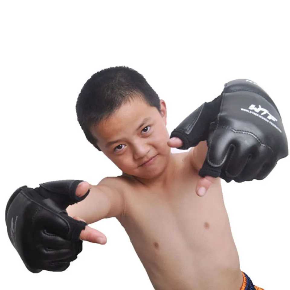 Attrezzatura protettiva Nuova pelle Mezzo dita Finger Childrens Boxing Gucce Clover Karate Beach Borse Taekwondo Guanti protettivi MMA Muay Thai guanti 240424