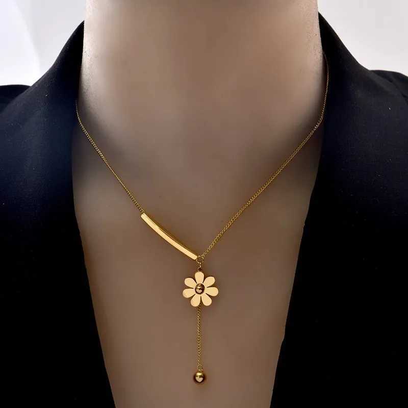 Pendant Necklaces Fashion Cute Clown Chrysanthemum Necklace Classic Personality Tassel Stainless Steel Versatile Clavicle Chain Exquisite Gift