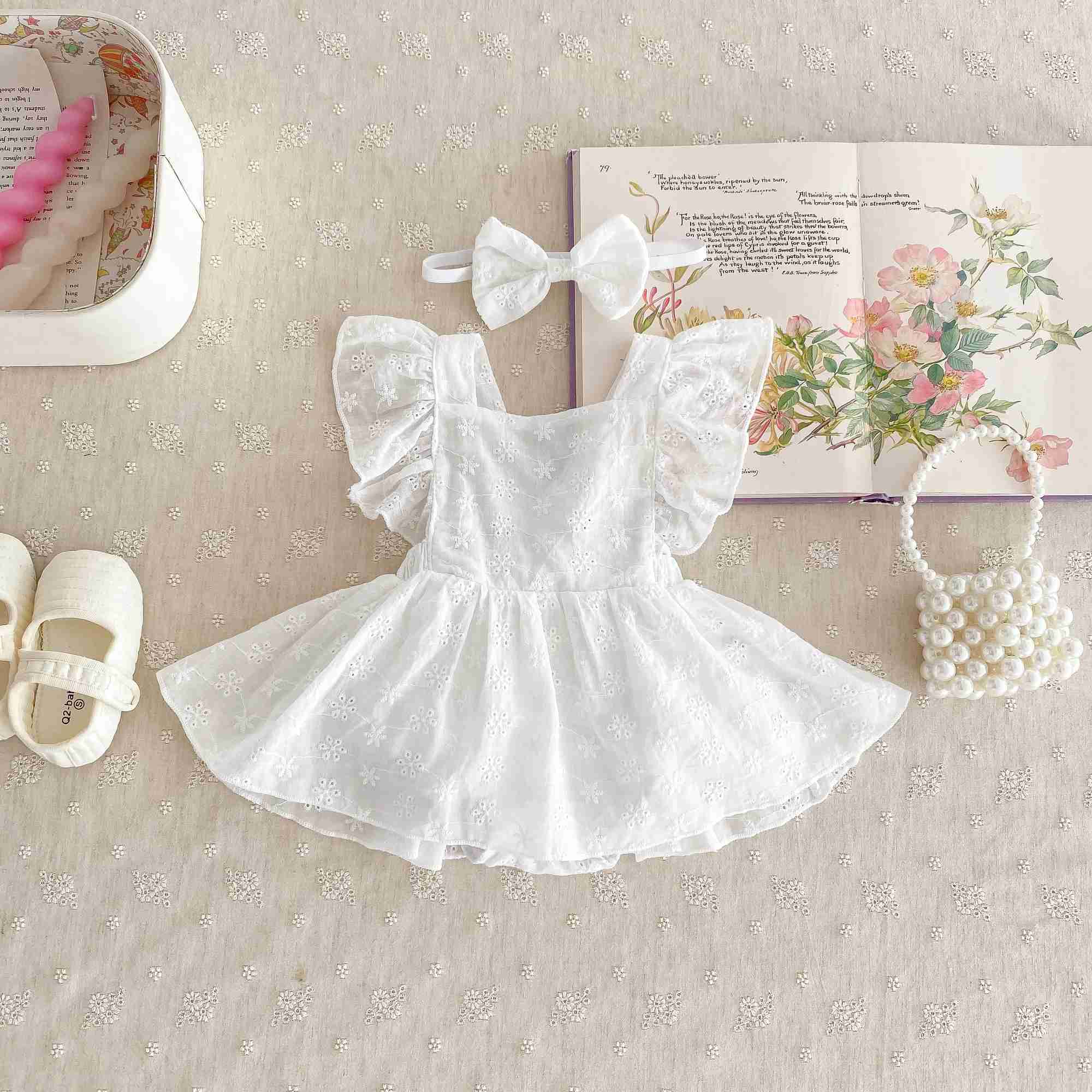 Flickans klänningar nyfödda flickor prinsessan jumpsuit söt spets ärmar klänning jumpsuit set + bow hårnål baby flicka härlig 2st D240425