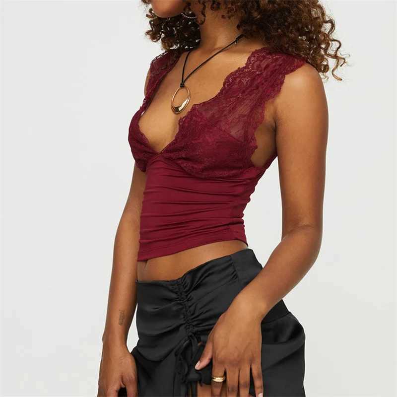 Damestanks Camis XingQing Y2K Lace Tanktop Zomer Vrouwen Kleding Sexy Solid Color V Hals Slelless Backless T -shirt 2000s Kleding Strtwear Y240420