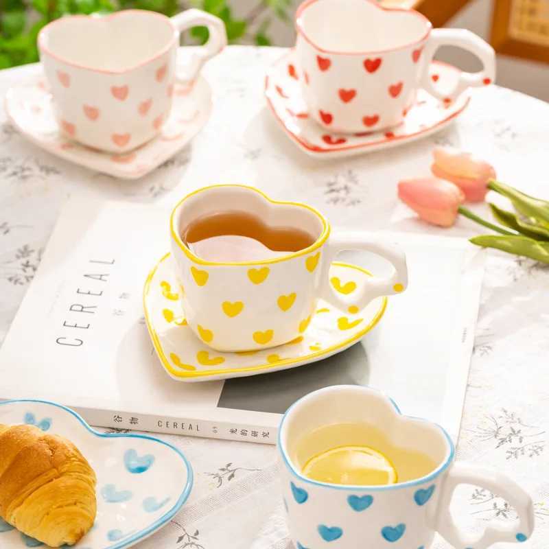컵 접시는 새로운 세라믹 손으로 그린 ​​사랑 작은 빨간 꽃 격자 무늬 신선하고 귀여운 컵 요거트 오트밀 그릇 과일 접시 1 컵과 한 접시 h240425
