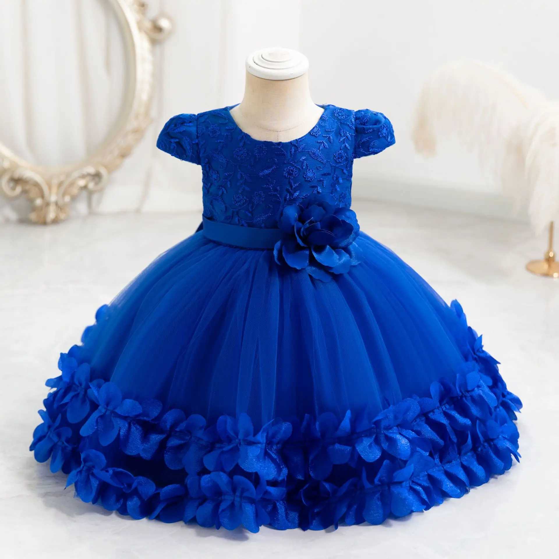 Flickans klänningar Flower Princess Dress for Girls 0 till 12 månader Söt bowknot Petal Clothes Baby Girl Gowns Brodery Toddler Nyfödda i ett stycke D240425