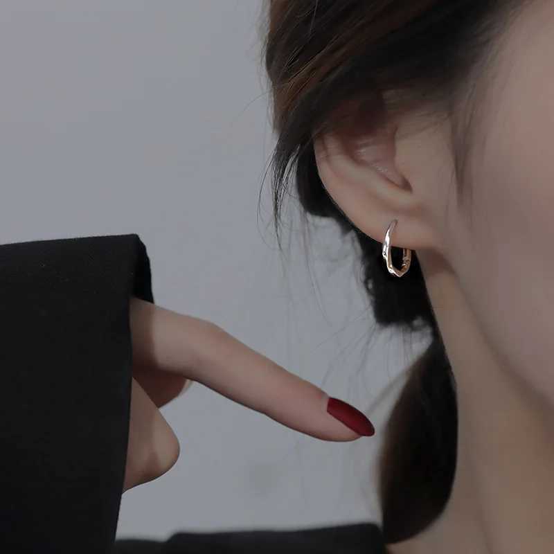 Stud Nieuwe Trendy Twisted Hoop -oorbellen voor vrouwen Simple Silver Color Small Circle Geometric Huggies oorbellen sieraden Bijoux