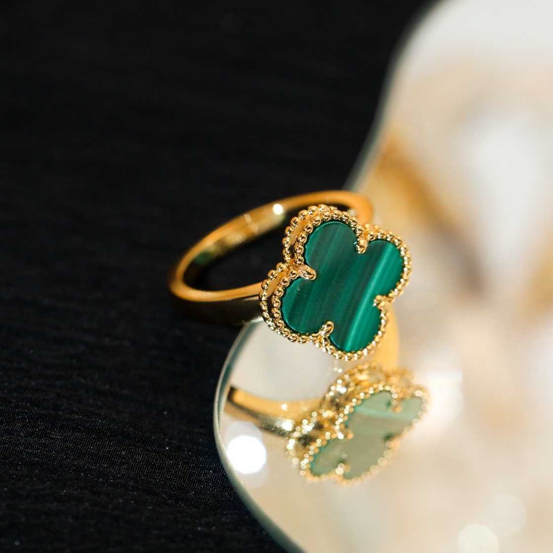 Master noggrant designade ringar för par Lucky Clover Ring S925 Silver 18K Red Jade Marrow Malachite Set versat med Common Vnain Cilereft Arrplse