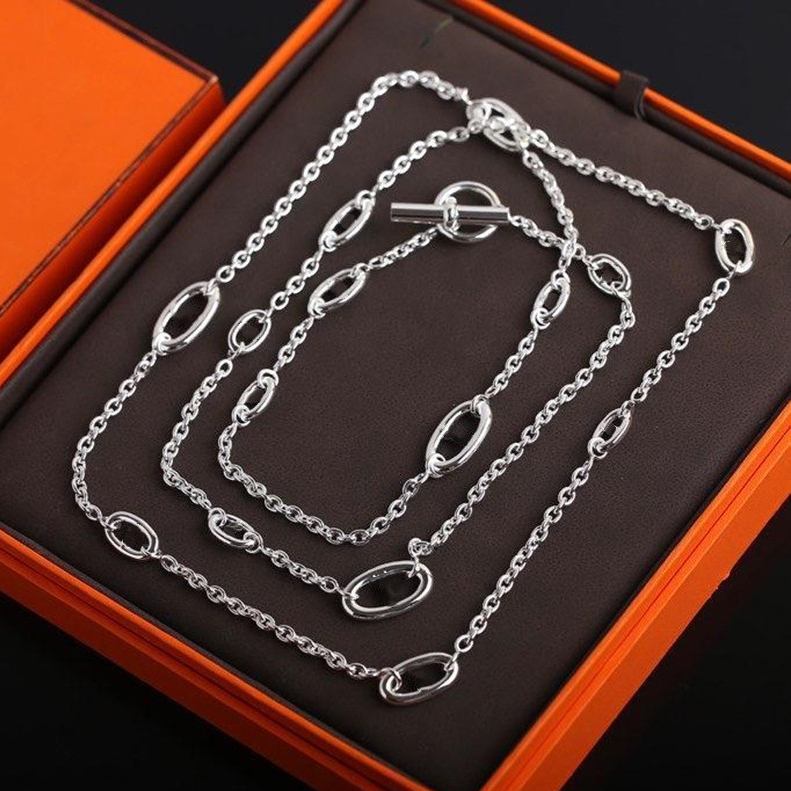 Luxury Designer Pig Nose Pendant Halsband Kvinnor Högkvalitativt rostfritt stål 120 cm lång gris näsa runt ihålig charm tröja halsband party smycken gåva med låda