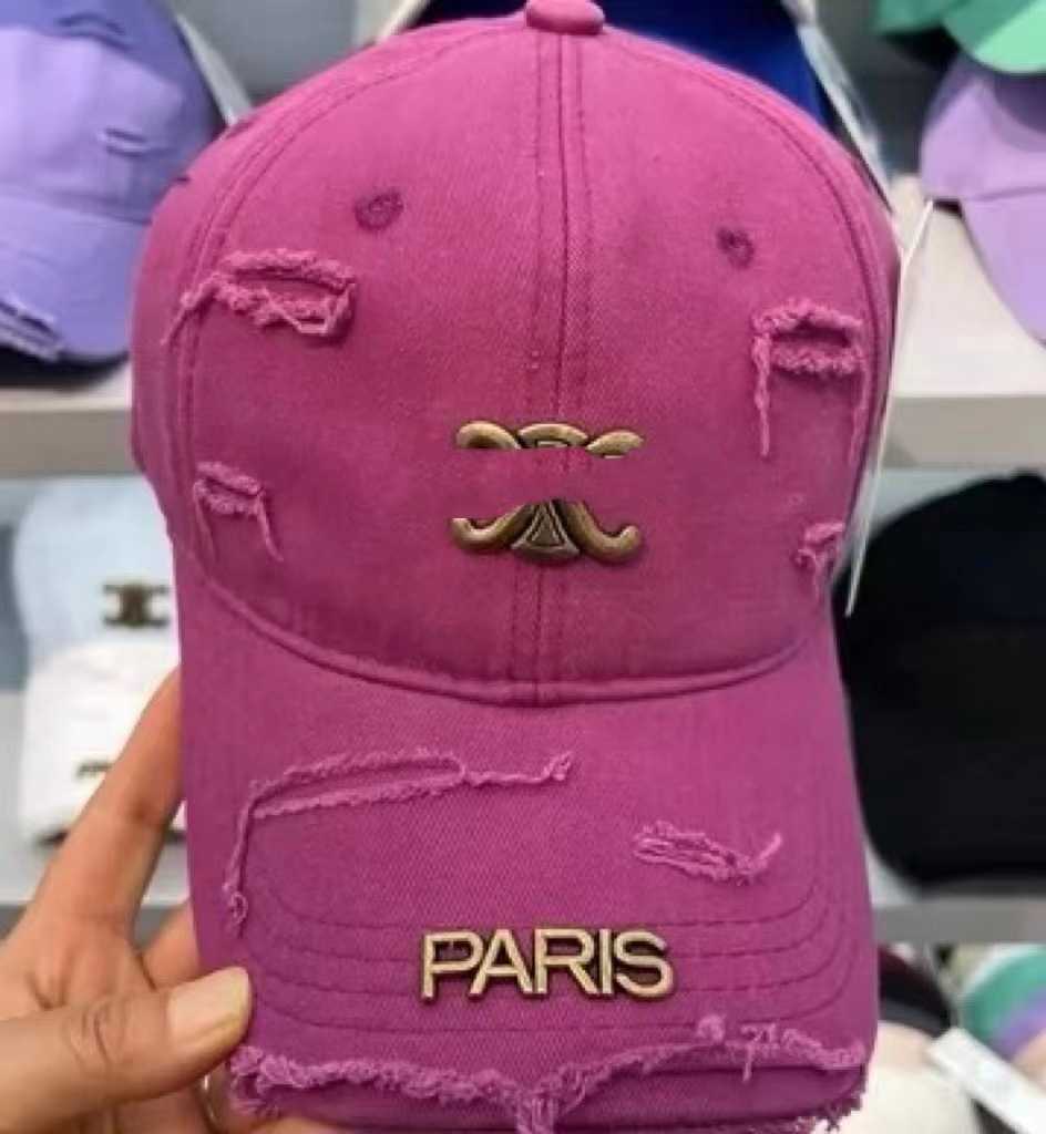 Casquettes à balle Version coréenne d'une casquette de baseball perforée et bordée avec un petit chapeau féminin.Lettre en métal capuchon de canard top à canard.Ins Trend H240425