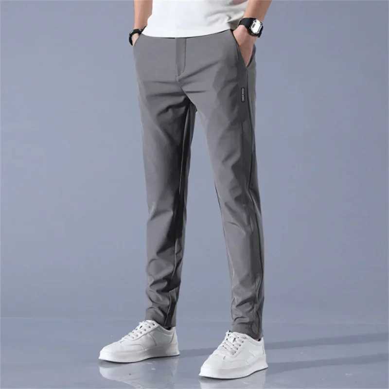 Pantaloni da uomo 2024 pantaloni da uomo slim codi maschile coreano pantaloni sportivi il piacere traspirato