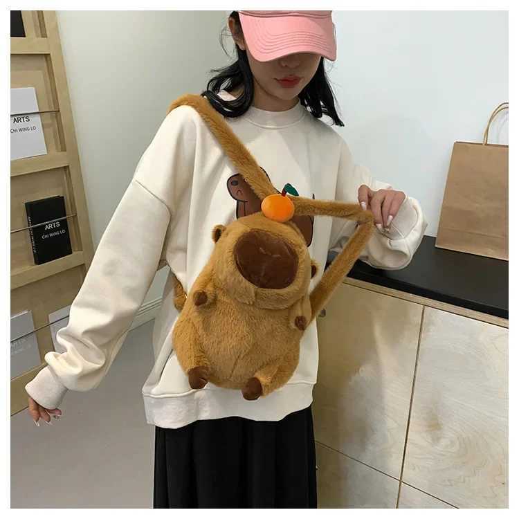 Gefüllte Plüschtiere Capybara Plüsch Doll Bag Capibala Rucksack hässliche süße einzelne Schulter -Crossbody Anime Kaii Cartoon Geburtstag Geschenk für Mädchen Kinder Kinder