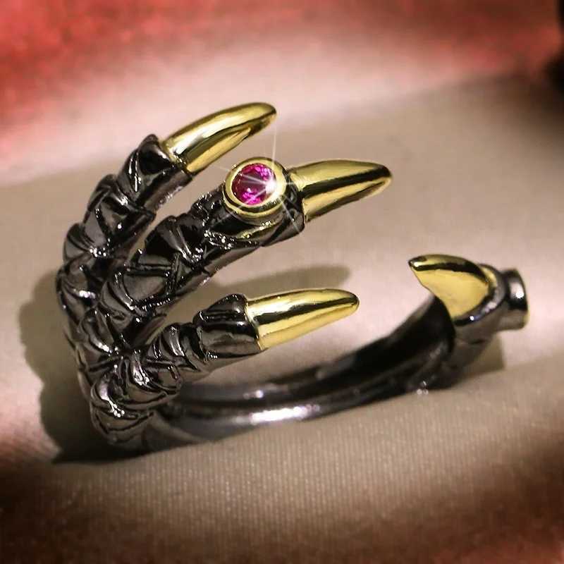 Bandringar Vintage Metal Dragon Claw Ring för män Personlighet Punk Två ton inlagd Pink Zircon Demon Party Jewelry H240425