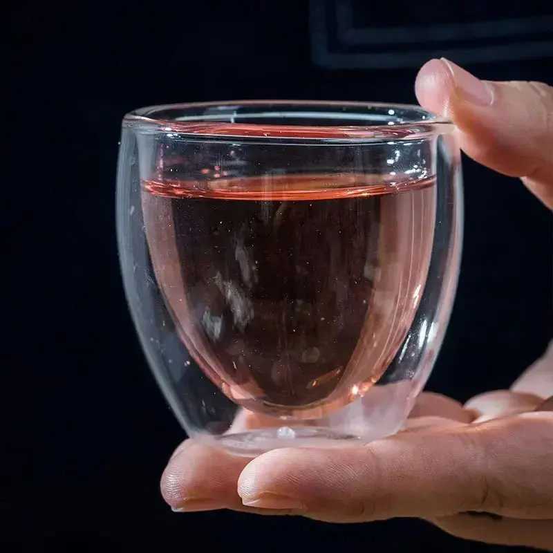 Tambuli da a doppia tazza di vetro isolata