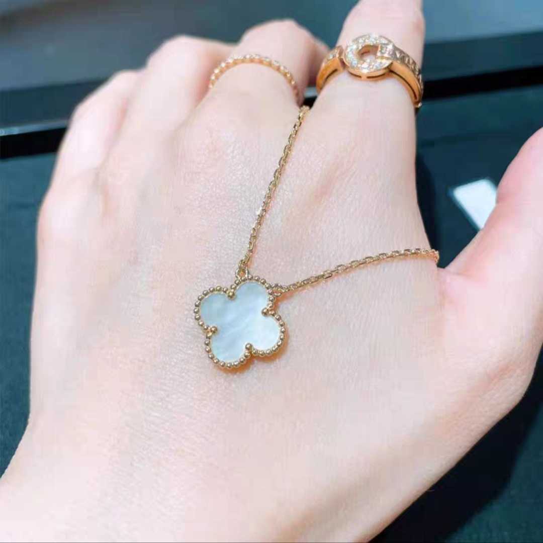 2024 Classic Four Leaf Clover Neckor Pendants S925 Lucky Necklace mångsidig och unik modestil Valentines Day Gift till flickvän