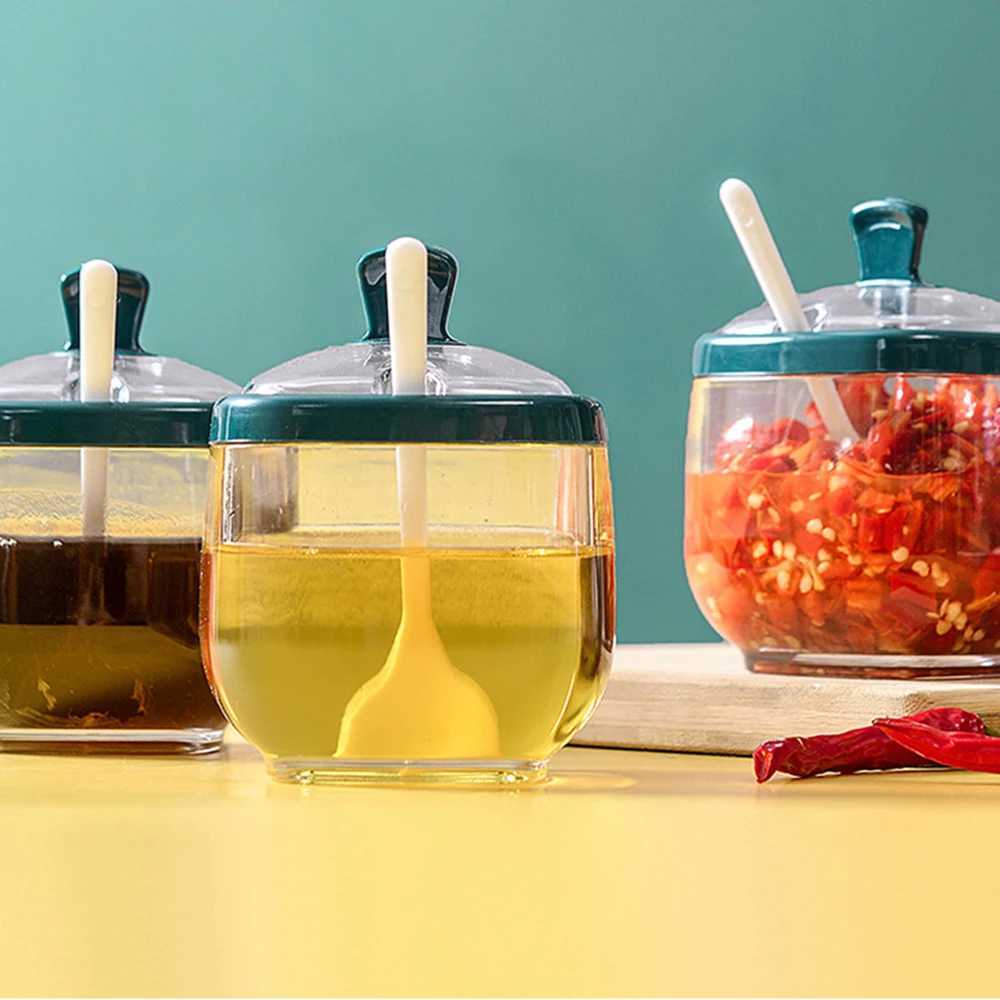 Matsparare förvaringsbehållare Spice Bottle Plast Seasing Jar med sked Salt och sockerskakare Behållare Sauce Bowl Dispenser Spice Rack Kök Verktyg H240425