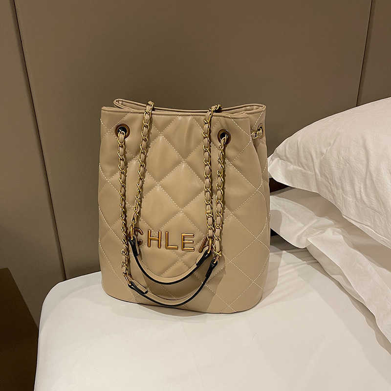 Designer Large capacity grid woven versatile for womens autumn winter fashion chain niche texture Han Fan bucket bag