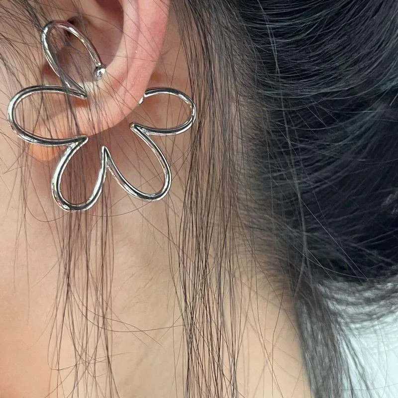 Charm Fashion Exaggerated Hollow Flower Ear Bone Clip for Women Girls Simple Silver Color Non-Pierced Ear Cuff Jewelry Gifts