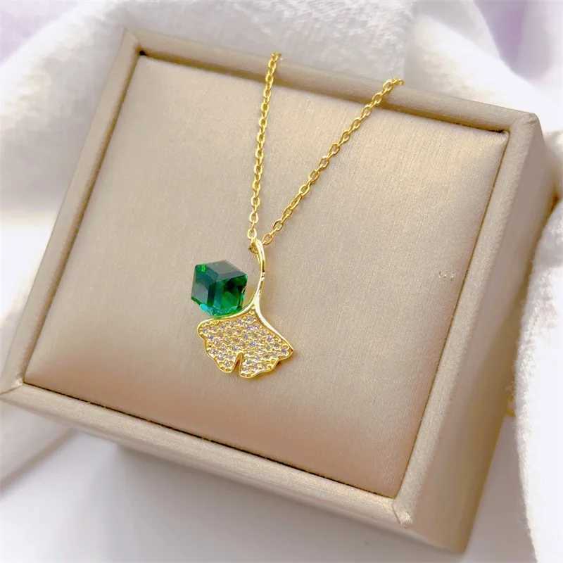 Pendant Necklaces Fashion Vintage Charm Maple Leaf Necklace Classic Personality Green Jewelry Stainless Steel Clavicle Chain Pendant Gift