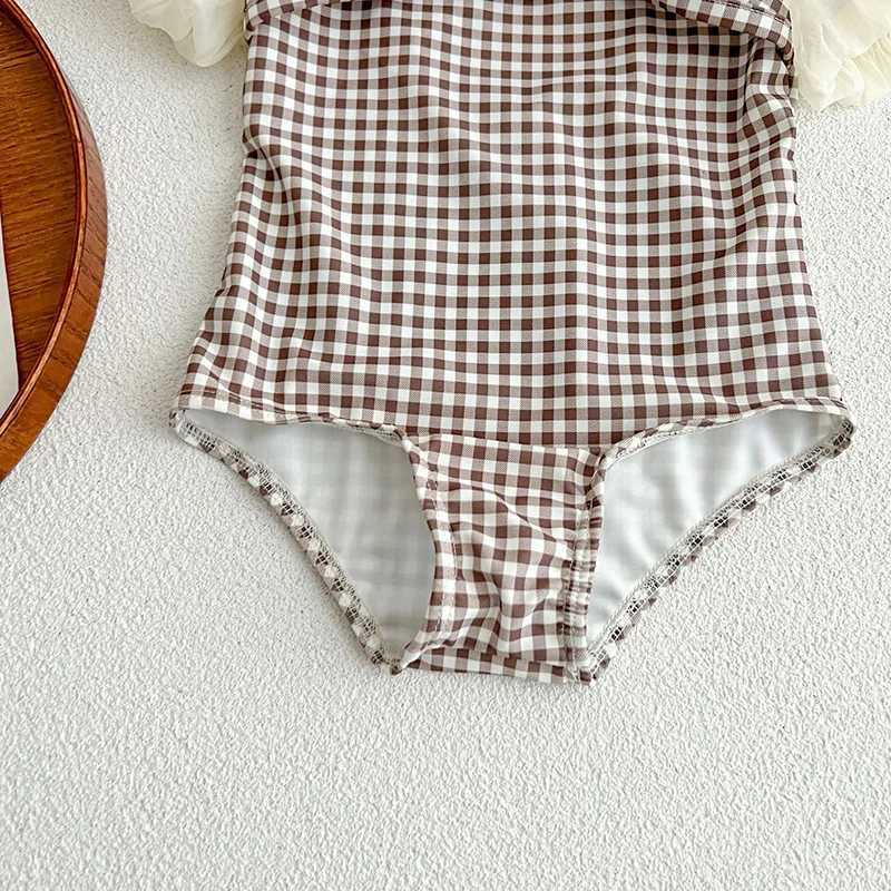 One-Pieces zomer nieuwe meisjes zwemkleding geruit mager strand één stuk kanten mouw baby zwempak H240425