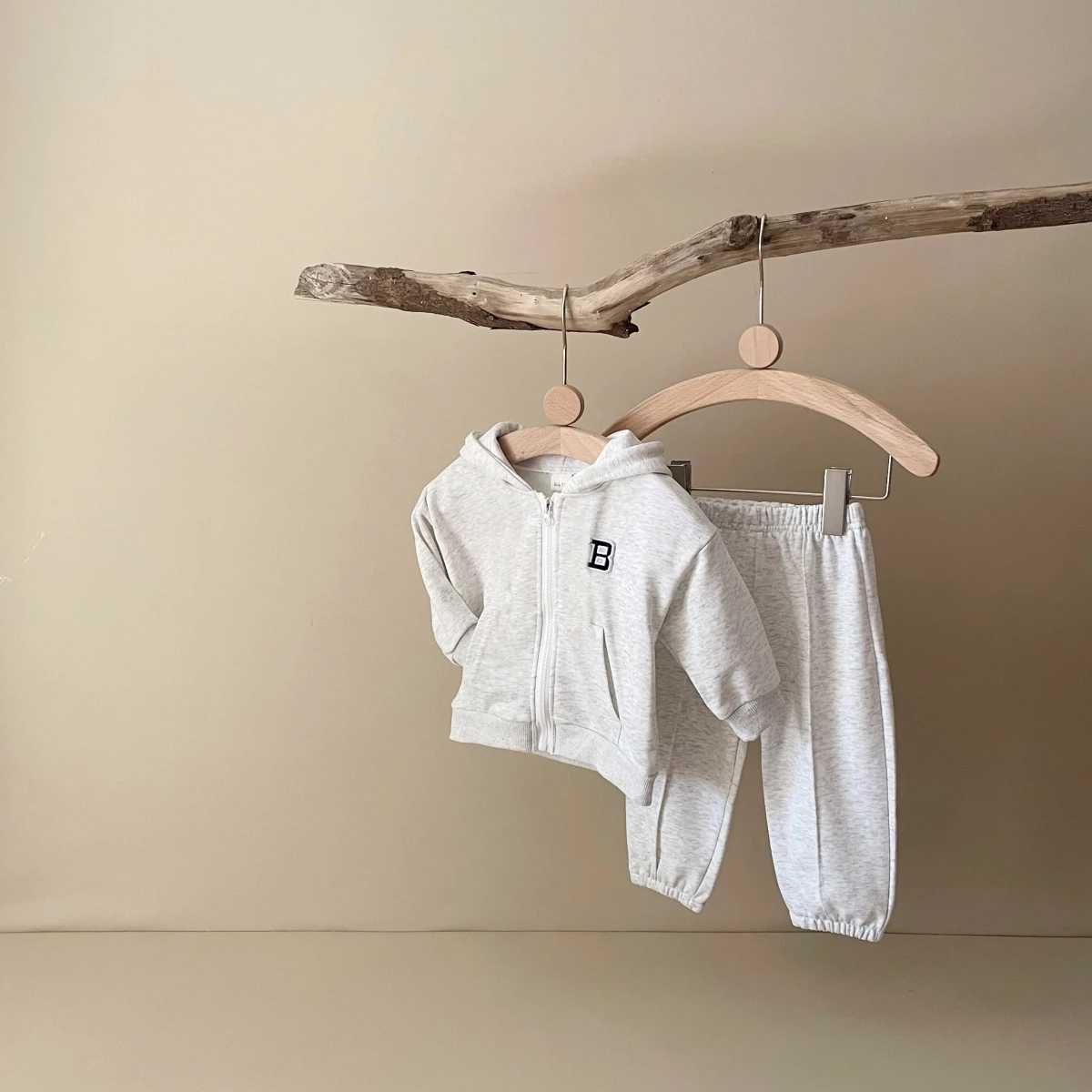 T-shirts 2024 Autumn Roupos de bebê Codão de algodão Jaqueta de treino de garotos Capuz+Sweatpant Full Zip Hooded Tracksuit infantil CRIONL2404