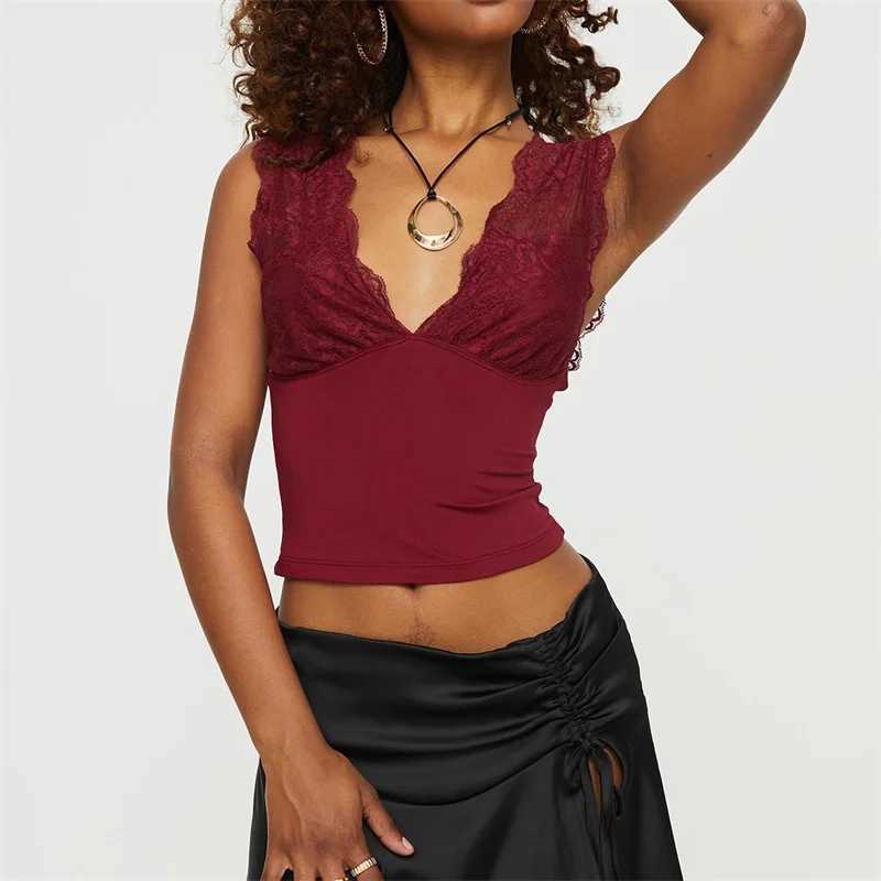 Damestanks Camis XingQing Y2K Lace Tanktop Zomer Vrouwen Kleding Sexy Solid Color V Hals Slelless Backless T -shirt 2000s Kleding Strtwear Y240420