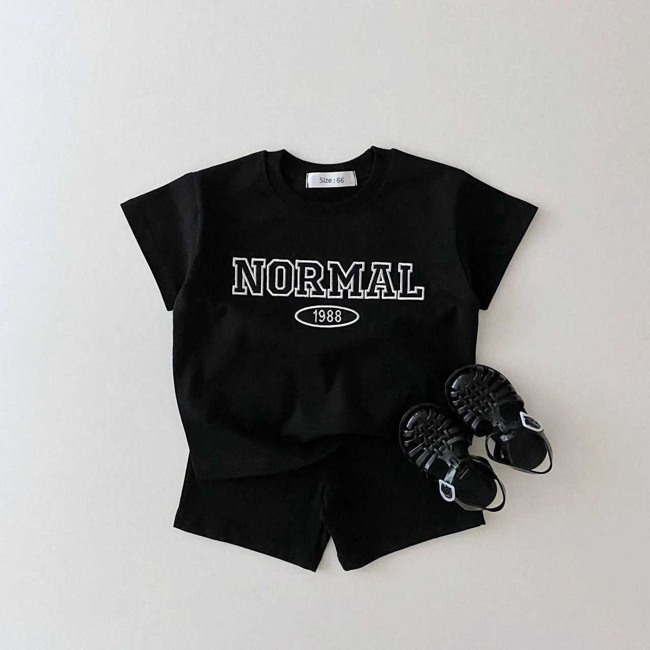 Kläderuppsättningar 2024 TODDLER BABY SUMMER NYHETSPLÄDER SET POY GIRL KOREA BRODERADE LETTERS COMON Kort ärm T-shirt+Kid Casual Shorts Khakil2404