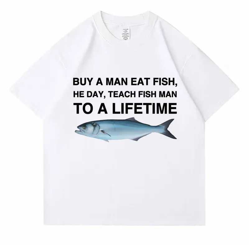 男性のTシャツは男を買う魚を食べます