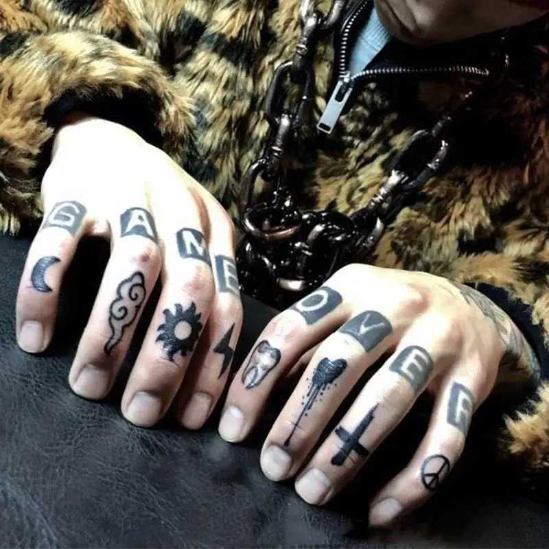 Tatuering överföring finger tatuering klistermärken bokstav liten mönster vattentät personlighet coola falska tatueringar män svart hand tillbaka tillfällig tatuering kvinnor 240426