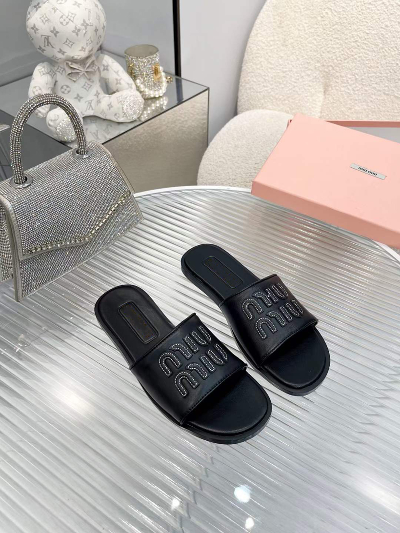 Beroemde sandalen slippers gilda glazen flats glidres pool plezier schuifjes Italië mooie vrouwen