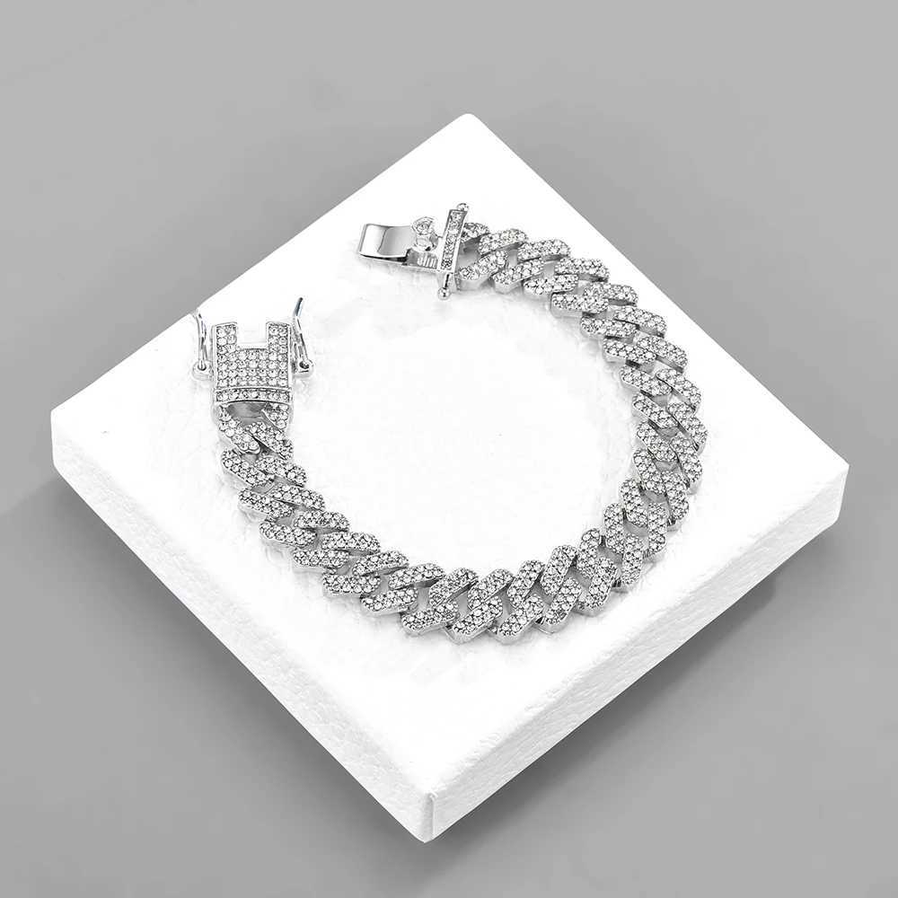 Brins de 12 mm de large tout le collier hip-hop diamant de l'eau de la chaîne de liaison cubaine adaptée aux hommes et aux femmes 240424