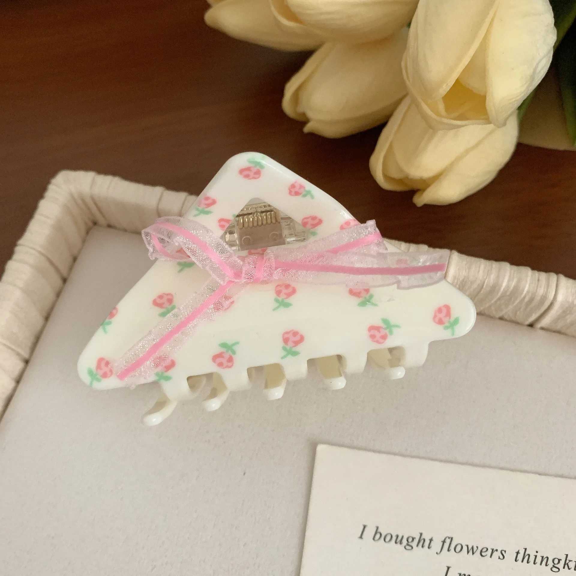 Klämmor YHJ Cream Ribbon Hair Claw Flower Bow Sweet Design Hair Clap Clips Hårtillbehör för kvinnor Girls Y240425