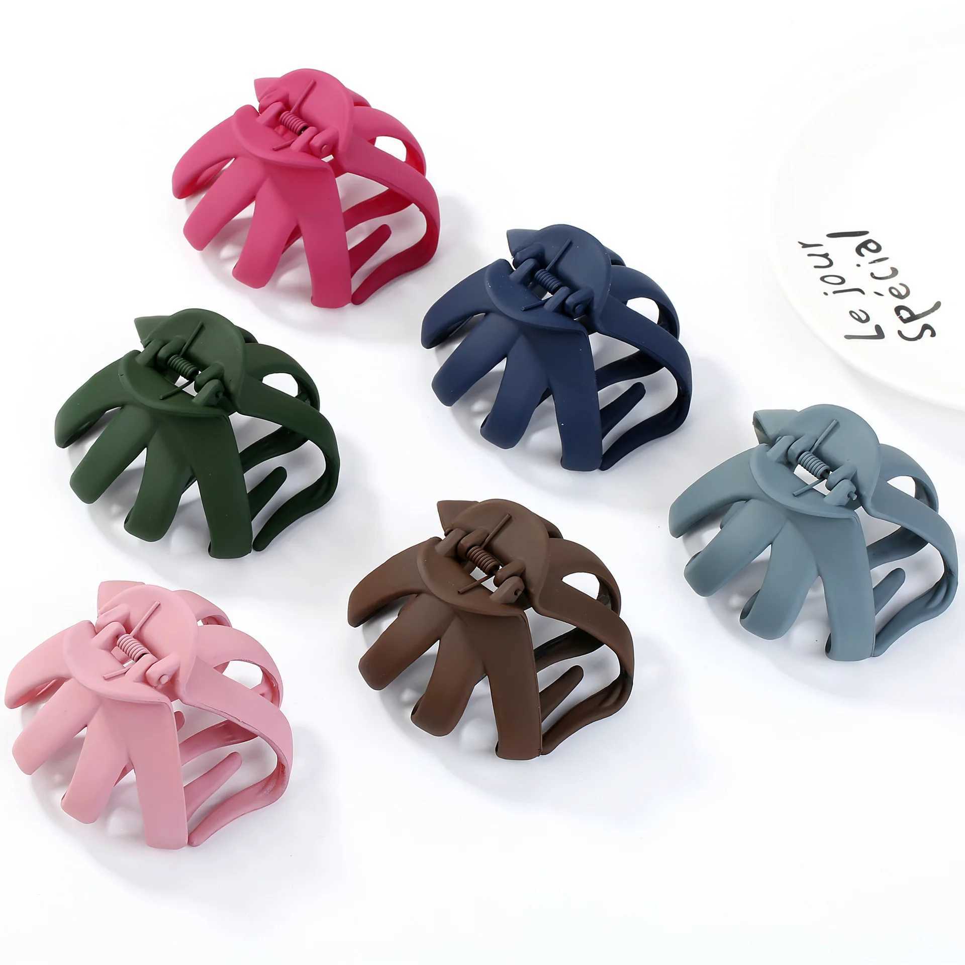 Clamps Women Girls Geometric Hair Claw Clamps Metal Hair Crab Moon Shape Hair Claw Clip Solid Color Hairpin Large Size Hair Accessories Y240425