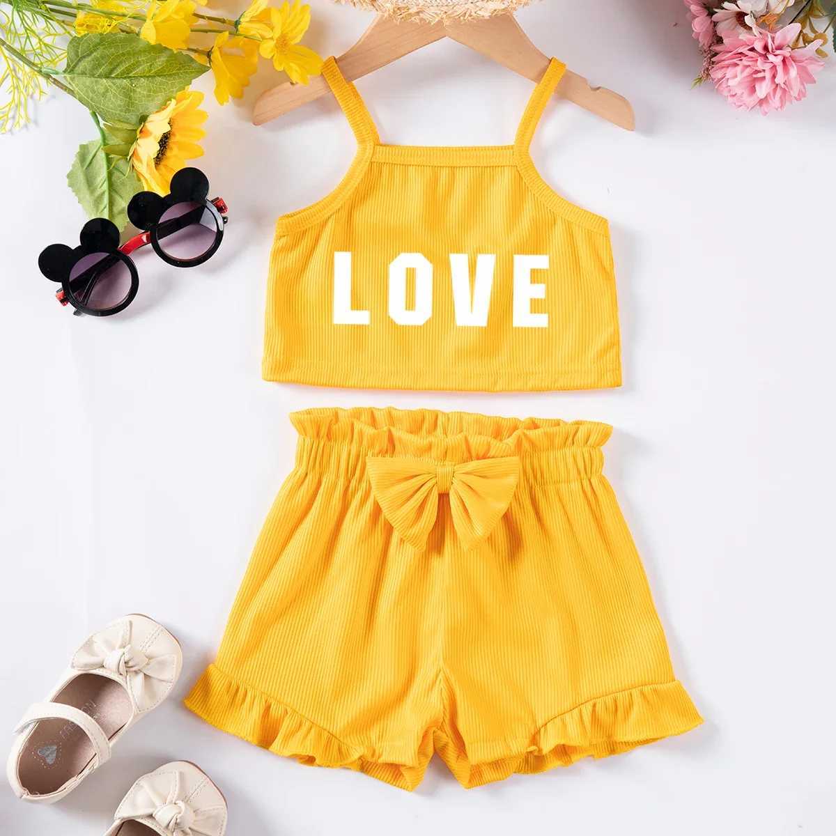 Ensembles de vêtements pour bébé fille alphabet imprimé ensemble Love imprimé Camisole Top + Couleur solide Shorts Set Cave Baby Clothing 0-24M H240426